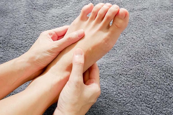 6 dấu hiệu dễ thấy ở bàn chân cảnh báo bạn có thể đang mang trọng bệnh: Ai hay chuột rút, lạnh chân cần rất để ý  - Ảnh 3.