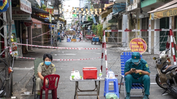 Không phát tiền quy mô lớn như các quốc gia phát triển, Việt Nam đã làm gì cho người dân? - Ảnh 3.