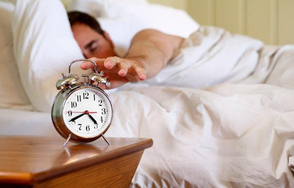 Tại sao 1 giờ đồng hồ sau khi thức dậy là ‘giờ vàng’ trong ngày? Có 3 việc sau khi thức dậy cần tránh làm ngay để tinh thần luôn tỉnh táo và tăng năng suất làm việc - Ảnh 2.