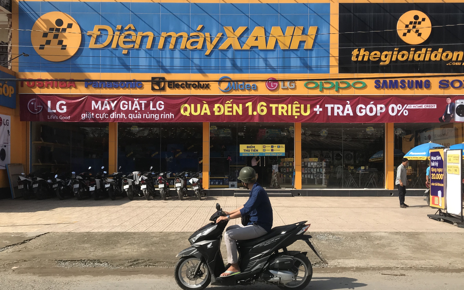 Nhiều lần xin chủ nhà miễn giảm tiền thuê, Thế giới di động vẫn lãi 200 tỷ trong tháng khó khăn nhất từ đầu dịch, cổ phiếu liên tục lập đỉnh mới