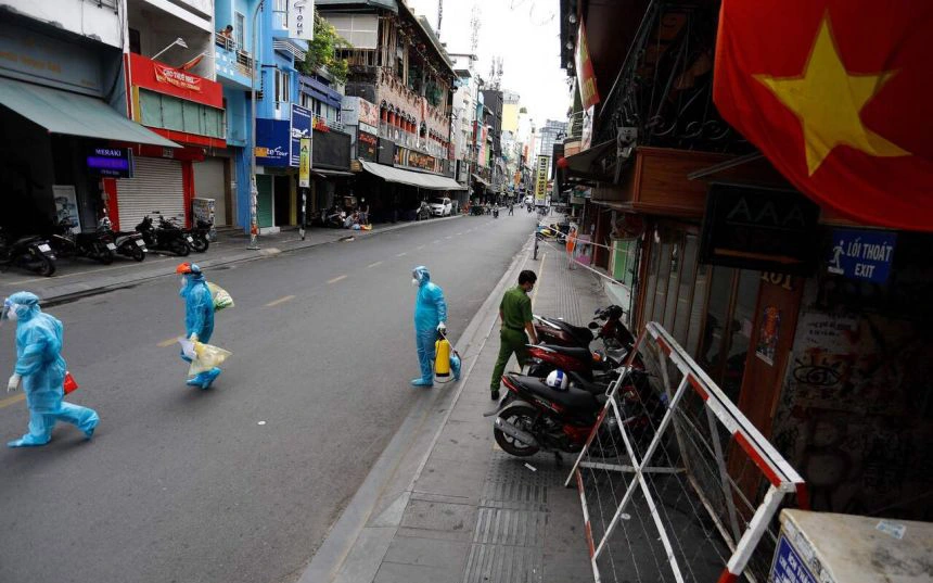Chuyên gia quốc tế lý giải việc dự báo GDP giảm sâu: 'Nhìn những cửa hàng dọc phố Việt Nam đã cho thấy rõ tổn thất mà dịch bệnh gây ra'