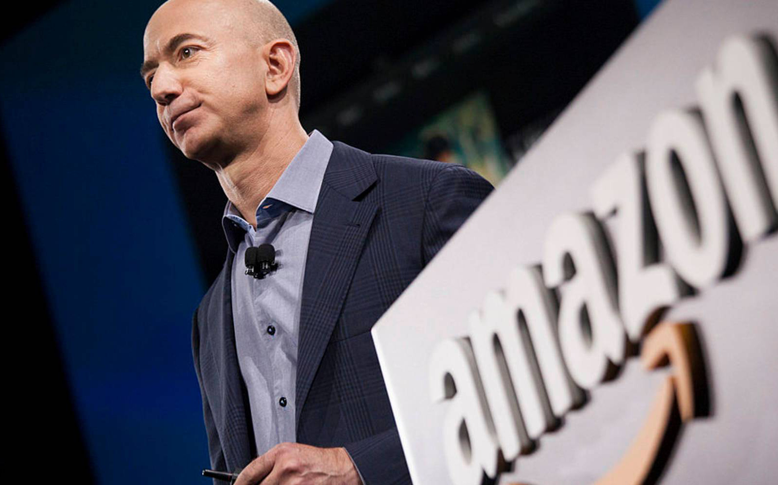 Chuyện chi tiêu "lạ đời" của Jeff Bezos: Tằn tiện dùng lại đồ cũ, chuyên săn hàng sale nhưng "sang tay" mua penthouse khủng 2.100m2, đồng hồ 10.000 năm siêu độc lạ