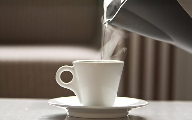Đun nước bằng ấm điện để uống có ảnh hưởng đến cơ thể không? Kết luận nằm ở điểm mà không phải ai cũng để ý tới