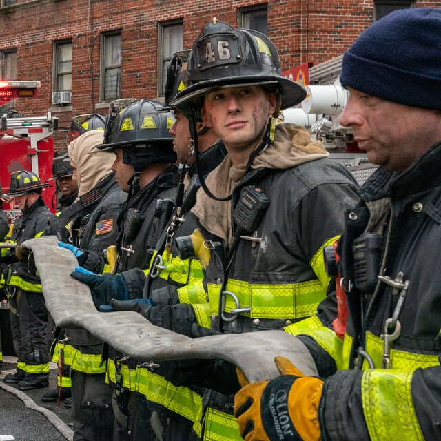 Cháy chung cư lớn nhất lịch sử New York,  ít nhất 19 người thiệt mạng, 60 người bị thương - Ảnh 2.