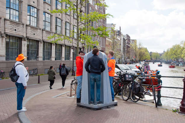 Bốt vệ sinh lộ thiên ở thủ đô Amsterdam khiến nhiều người đỏ mặt… nhưng lại là phương pháp giải quyết vấn đề nhức nhối của cả thành phố - Ảnh 1.
