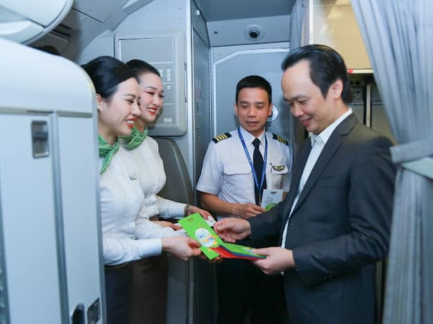 Chủ tịch Trịnh Văn Quyết mừng tuổi đầu năm nhân viên tại sân bay Nội Bài, hành khách bay chuyến đầu năm cũng có lộc - Ảnh 2.