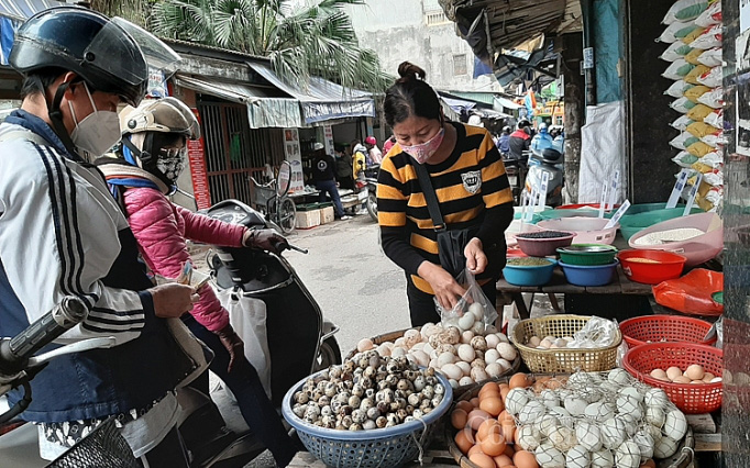 Giá trứng, gạo, dầu ăn, mì tôm... đồng loạt tăng, người tiêu dùng choáng váng