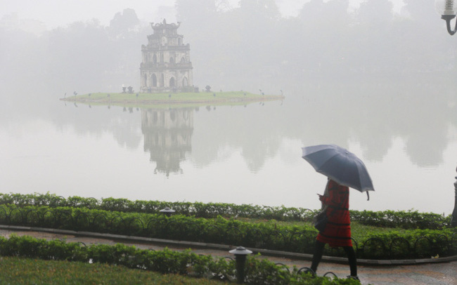 Hà Nội sáng có mưa nhỏ rải rác, trời rét