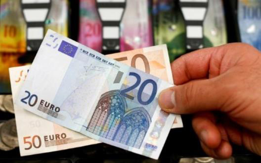 USD và vàng tăng vọt phiên cuối tuần, Euro chạm đáy 2 năm