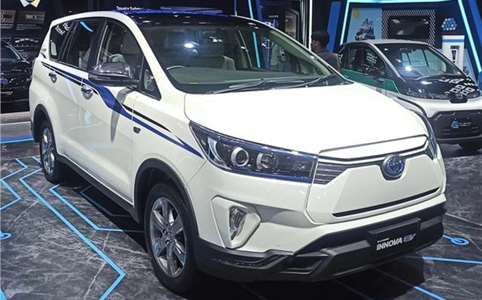 Toyota bất ngờ giới thiệu xe điện Innova EV