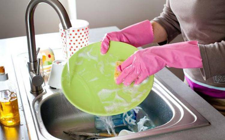6 thói quen tai hại khi rửa bát nhà nào cũng mắc phải, bát đĩa chả những không sạch mà còn khiến vi khuẩn sinh sôi, rước ung thư vào người