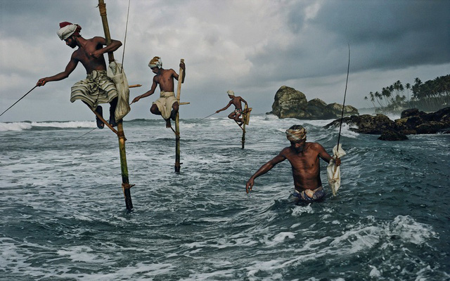 Cận cảnh nghề “đu cột câu cá” độc nhất vô nhị ở quốc gia 22 triệu dân vừa vỡ nợ