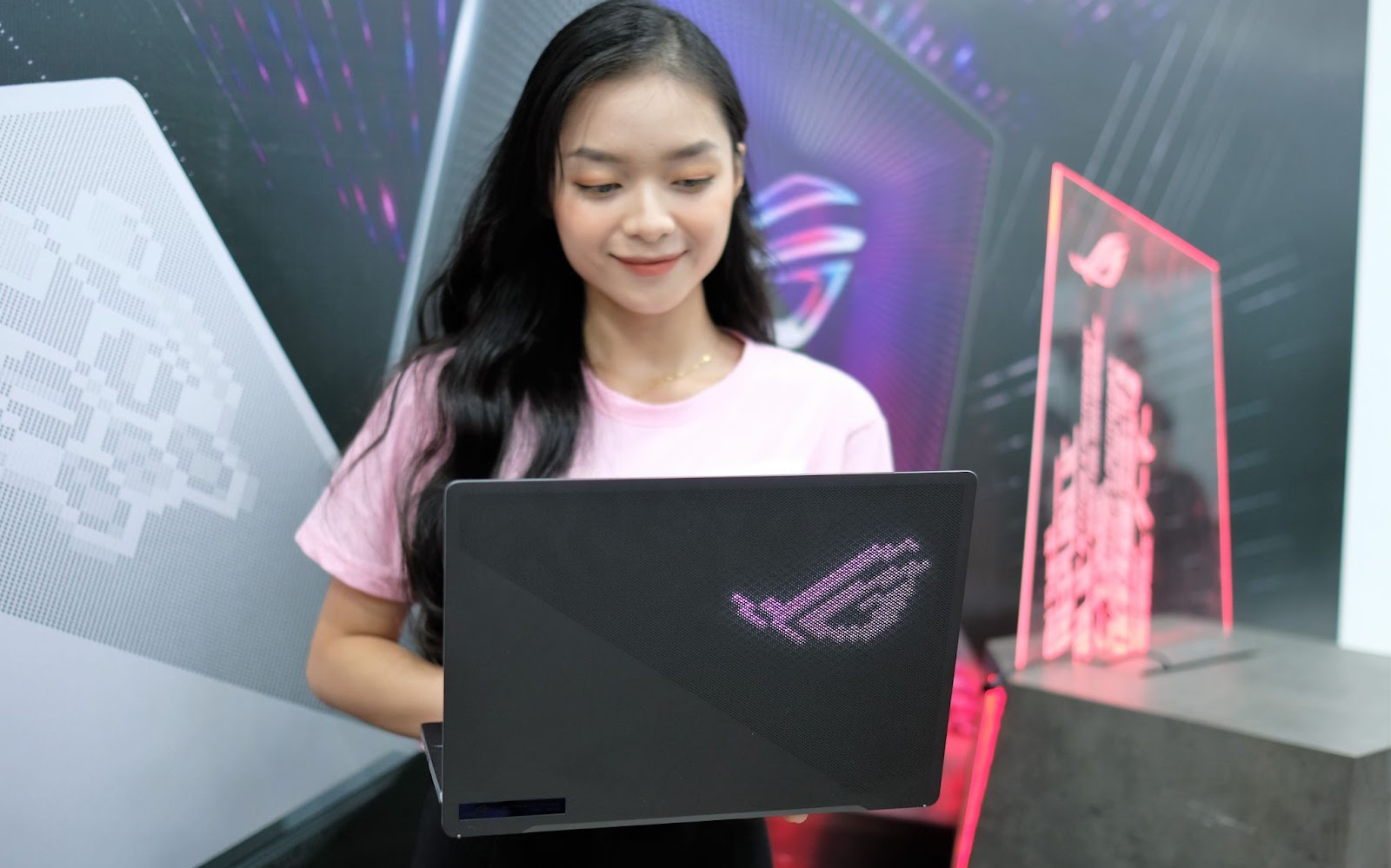 Laptop 14 inch 'mạnh nhất thế giới' về tại Việt Nam