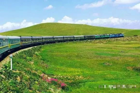 View tuyệt đẹp từ chuyến tàu ‘đệ nhất Trung Quốc’: Đi xuyên 3 quốc gia, mất 6 ngày trên tàu không được tắm, không máy lạnh, giá vé thuộc hạng sang nhưng du khách vẫn tranh nhau đặt - Ảnh 11.
