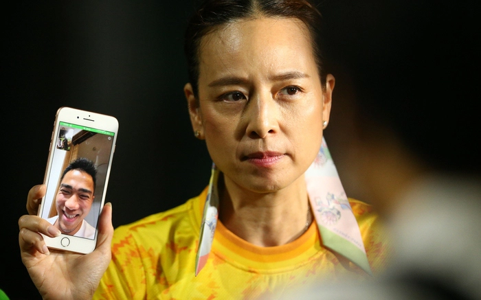 Không tiếc chi núi tiền tặng iPhone 13, đồng hồ Rolex cho các cầu thủ Thái Lan, nữ tỷ phú Madam Pang gây bất ngờ khi sử dụng chiếc điện thoại đời cũ