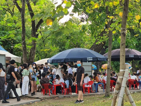 Phong trào tô tượng bất ngờ hồi sinh: Giới trẻ Hà thành đi hơn 10km để bắt trend, các chủ hàng tranh thủ đầy giá nhưng vẫn khan hàng - Ảnh 6.