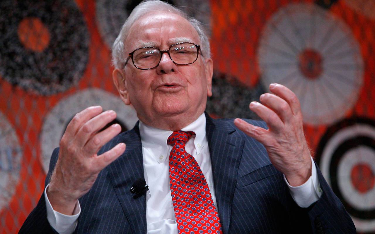 Warren Buffett xuống tiền gom mạnh cổ phiếu dầu khí, bán bớt cổ phiếu ngân hàng