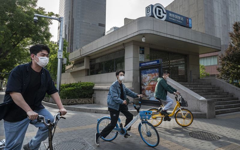 Người dân Bắc Kinh ồ ạt chuyển sang dùng xe 2 bánh để di chuyển, hình ảnh &quot;vương quốc xe đạp&quot; được tái hiện