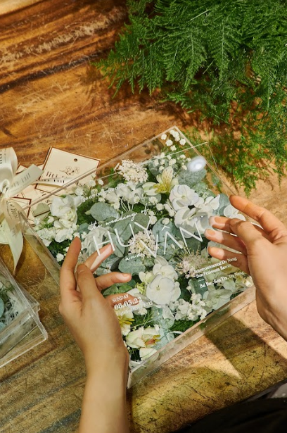 Đả nữ Ngô Thanh Vân cầm bó hoa cưới giống diễn viên Song Hye Kyo, dùng 90% hoa nhập khẩu từ nước ngoài để trang trí - Ảnh 3.