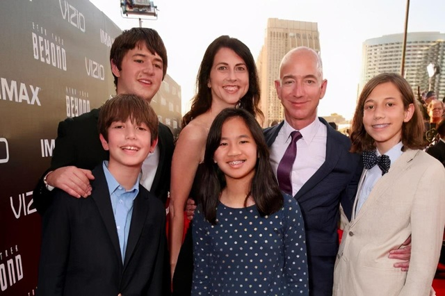Con gái duy nhất của tỷ phú Jeff Bezos: Được nhận nuôi từ nhỏ, phải tiêu hết 1,1 tỉ đồng/tuần, tương lai thừa hưởng khối tài sản hàng trăm tỷ USD của cha - Ảnh 2.
