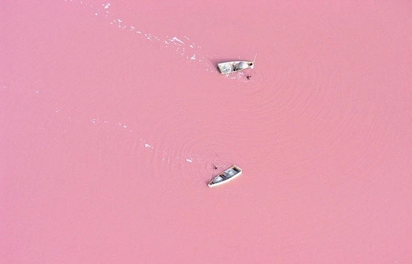 Chiêm ngưỡng 4 hồ nước màu hồng tuyệt đẹp hiếm có trên thế giới, để thấy hóa ra thiên nhiên cũng có trái tim lãng mạn - Ảnh 1.
