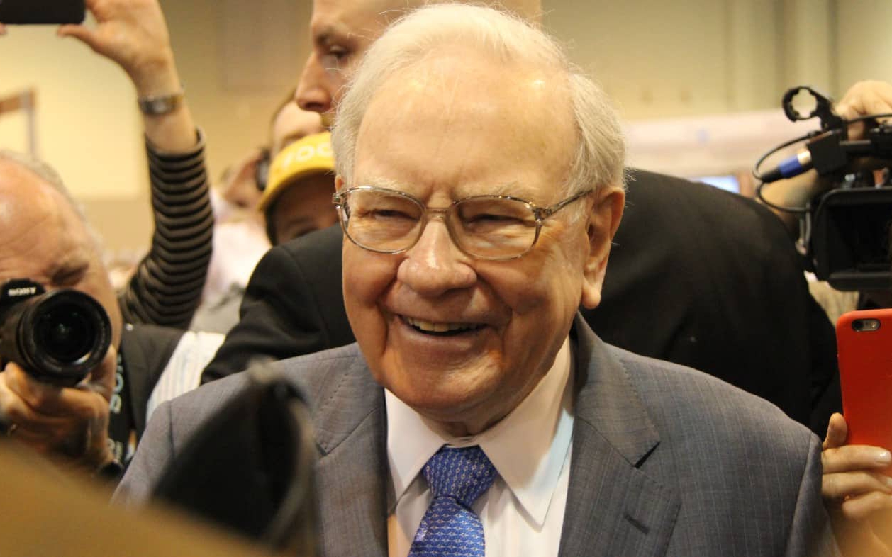 Không có tiền tiết kiệm nhưng vẫn muốn nghỉ hưu sớm, thực hiện ngay 2 mẹo đầu tư của &quot;thần chứng khoán&quot; Warren Buffett