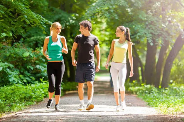 Tốc độ đi bộ nói gì về tuổi thọ của bạn? Nghiên cứu của Anh chỉ ra: Người đi nhanh và người đi chậm có thể khác biệt tới 15 năm - Ảnh 3.