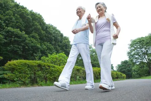 Tốc độ đi bộ nói gì về tuổi thọ của bạn? Nghiên cứu của Anh chỉ ra: Người đi nhanh và người đi chậm có thể khác biệt tới 15 năm - Ảnh 1.