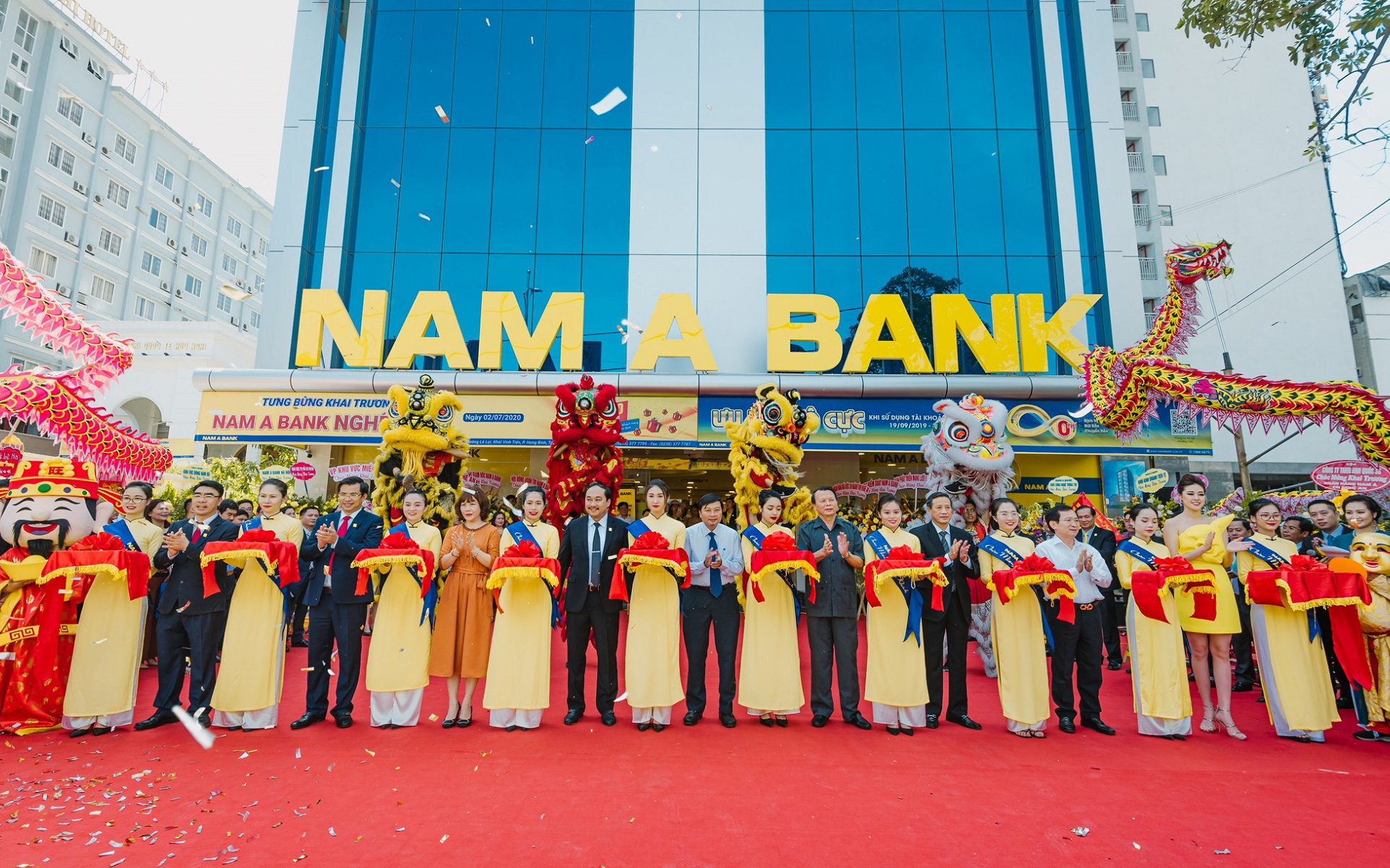 Trao 100 triệu đồng cho hội nạn nhân chất độc da cam tại lễ khai trương Nam A Bank Nghệ An