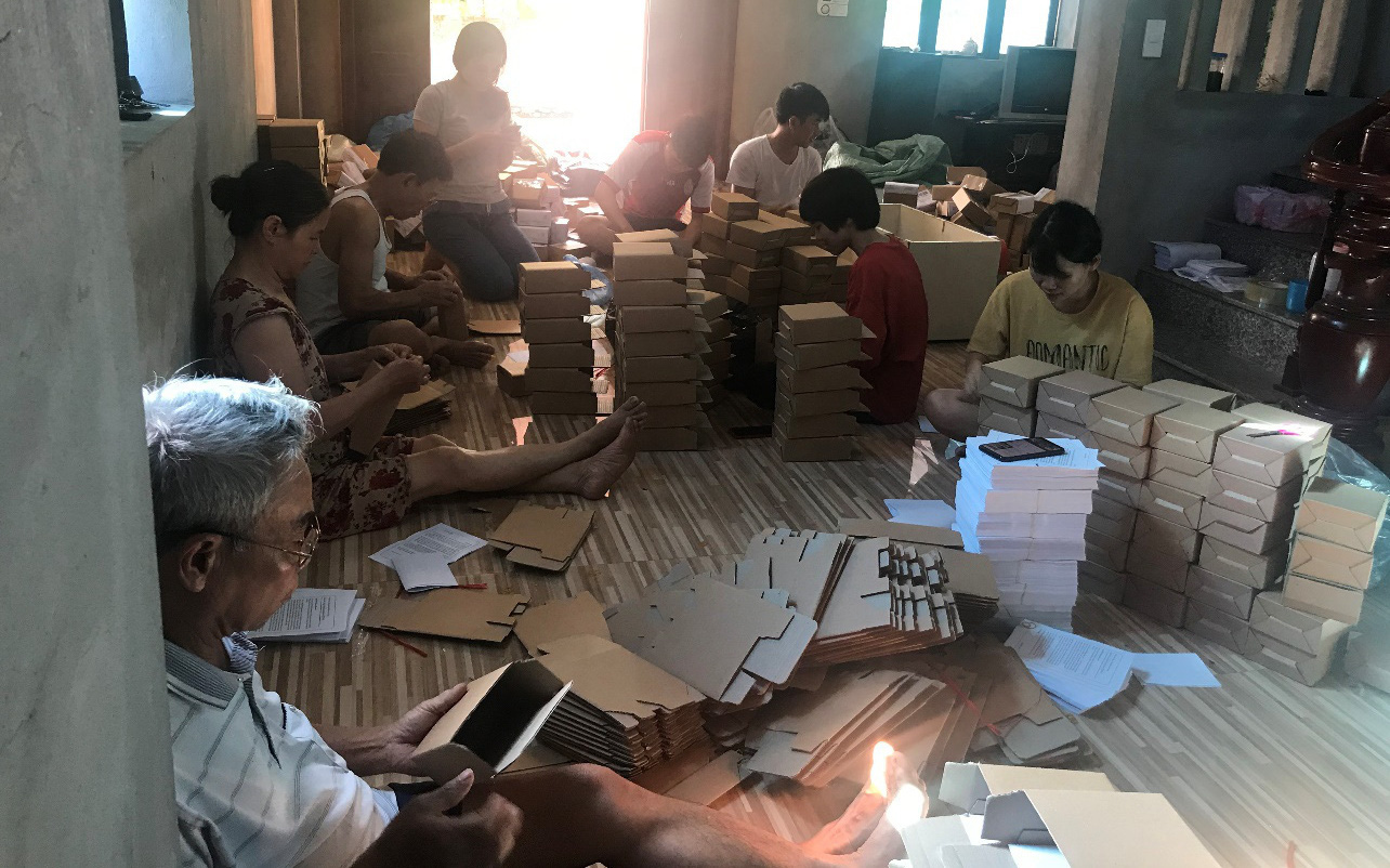Chùm ảnh: Đóng hàng mỏi tay, đơn ngập nhà và niềm vui của các nhà bán hàng trên TMĐT nhân 11.11