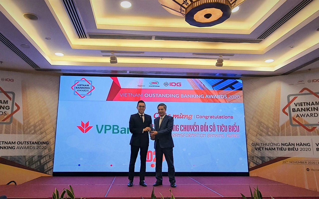 VPBank năm thứ 3 liên tiếp nhận giải thưởng "Ngân hàng chuyển đổi số tiêu biểu"