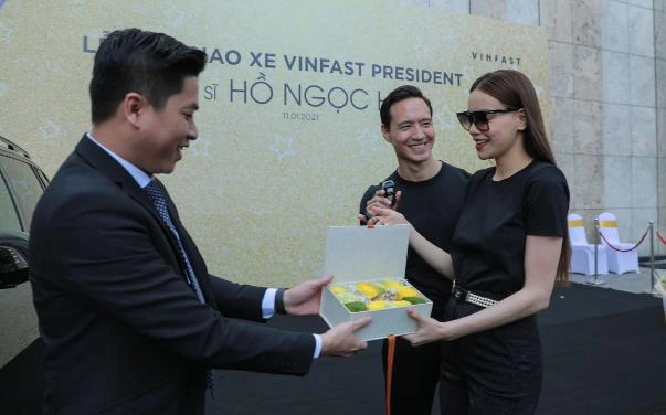 Hà Hồ - Kim Lý là 1 trong 500 người sở hữu xe siêu sang VinFast President