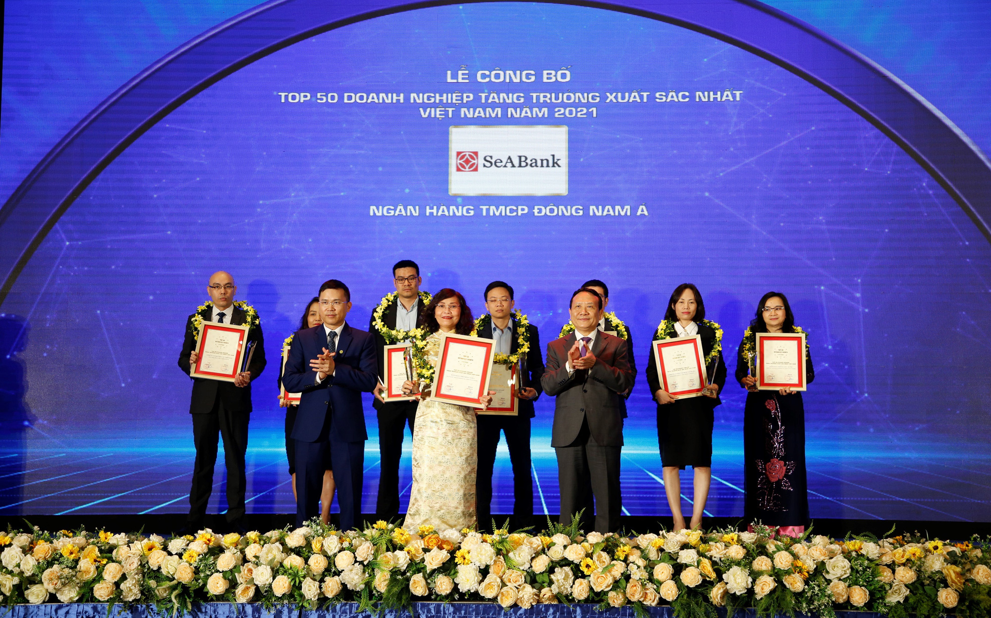 SeABank được Vietnam Report vinh danh trong “Top 50 doanh nghiệp tăng trưởng xuất sắc nhất Việt Nam 2021”