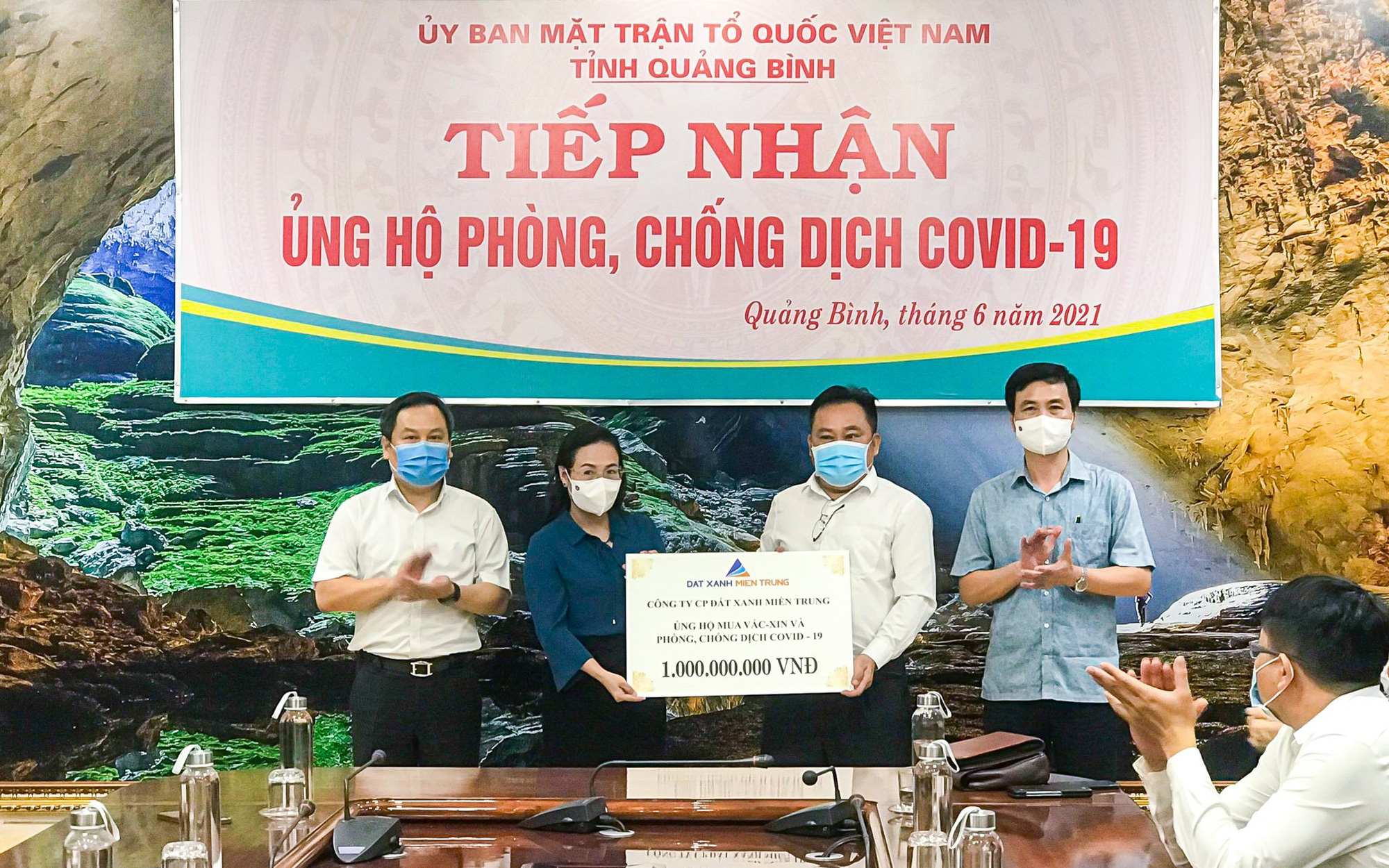 Đất Xanh Miền Trung hỗ trợ Quảng Bình 1 tỷ đồng, nâng tổng số tiền ủng hộ quỹ vaccine lên 2 tỷ đồng