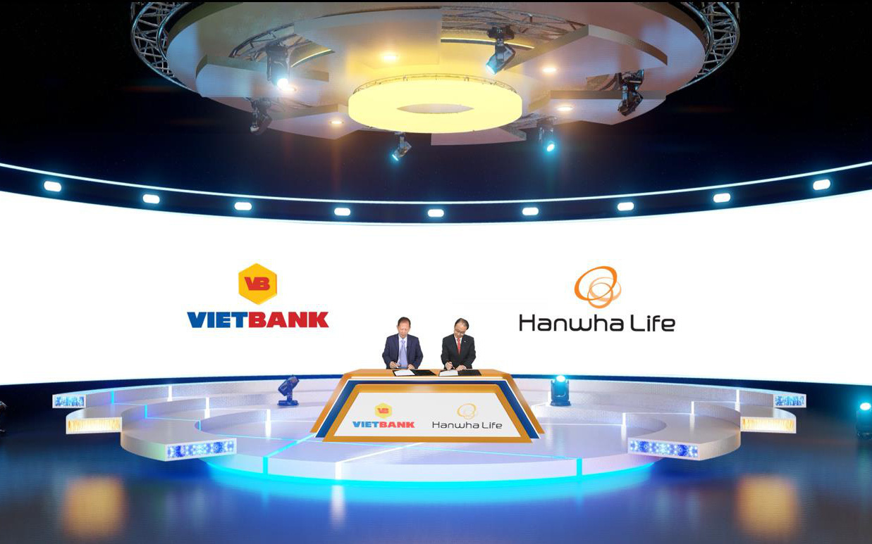 Thị trường cuối năm “nóng” hơn nhờ thương vụ Bancassurance Hanwha Life -Vietbank