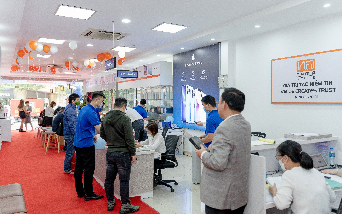 Không khí tưng bừng đợt 1 mở bán iPhone 13 chính hãng tại Việt Nam