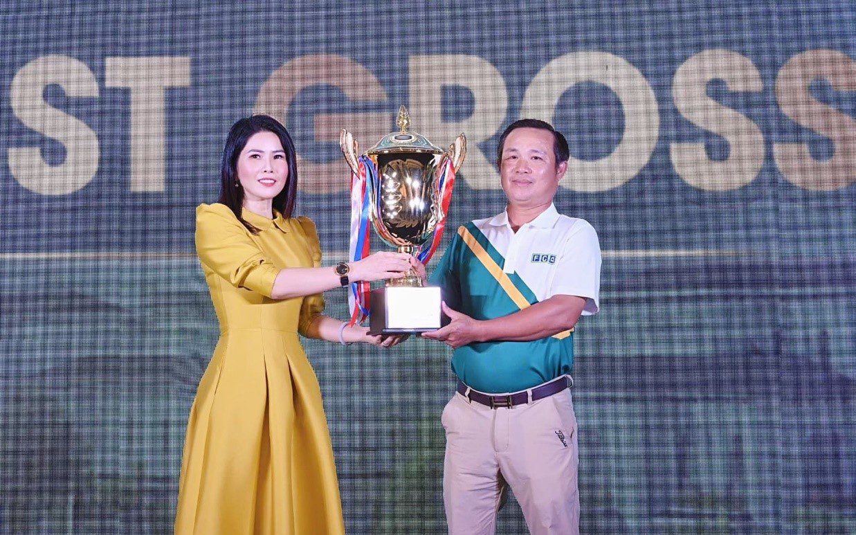 Nhà vô địch FCA Golf Tournament 2021 nhận vàng nguyên khối 9999