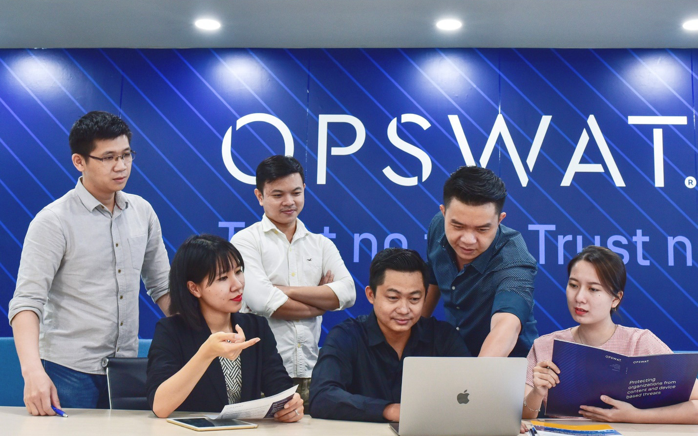 HR Asia vinh danh OPSWAT Vietnam “Nơi làm việc tốt nhất châu Á năm 2021”