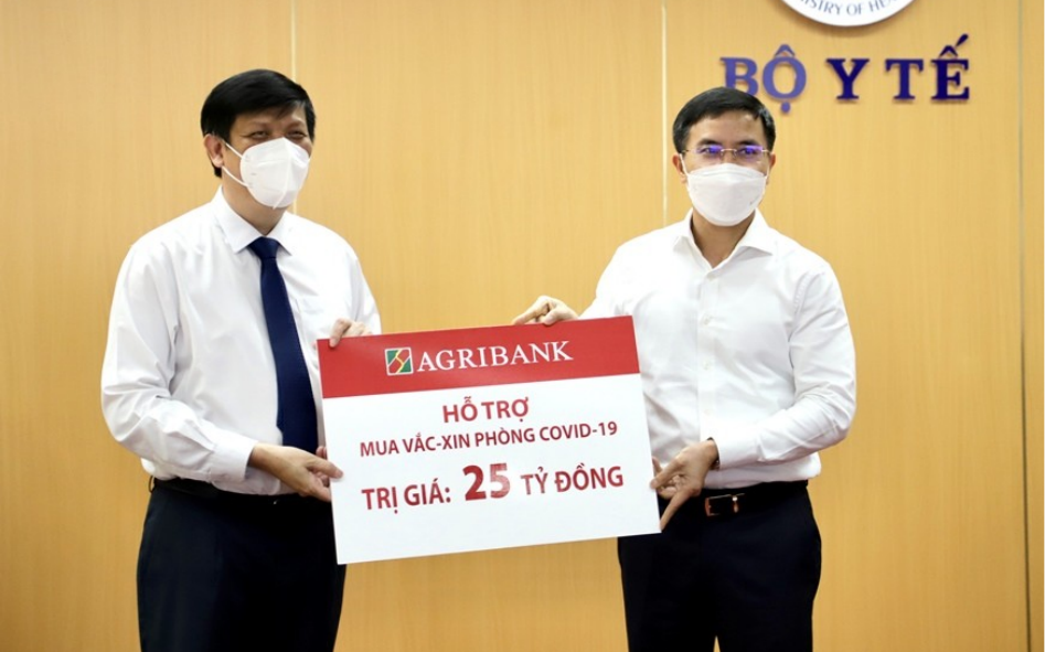 Agribank ủng hộ 53 tỷ đồng trong đợt cao điểm phòng chống dịch COVID-19