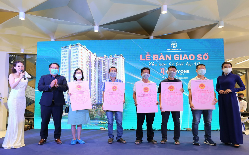 Vạn Xuân Group bàn giao sổ hồng cho cư dân Happy One - Phú Hòa