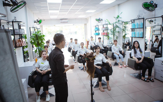 Ông chủ salon tóc Đức Mark: Đam mê tạo nên đích đến thành công