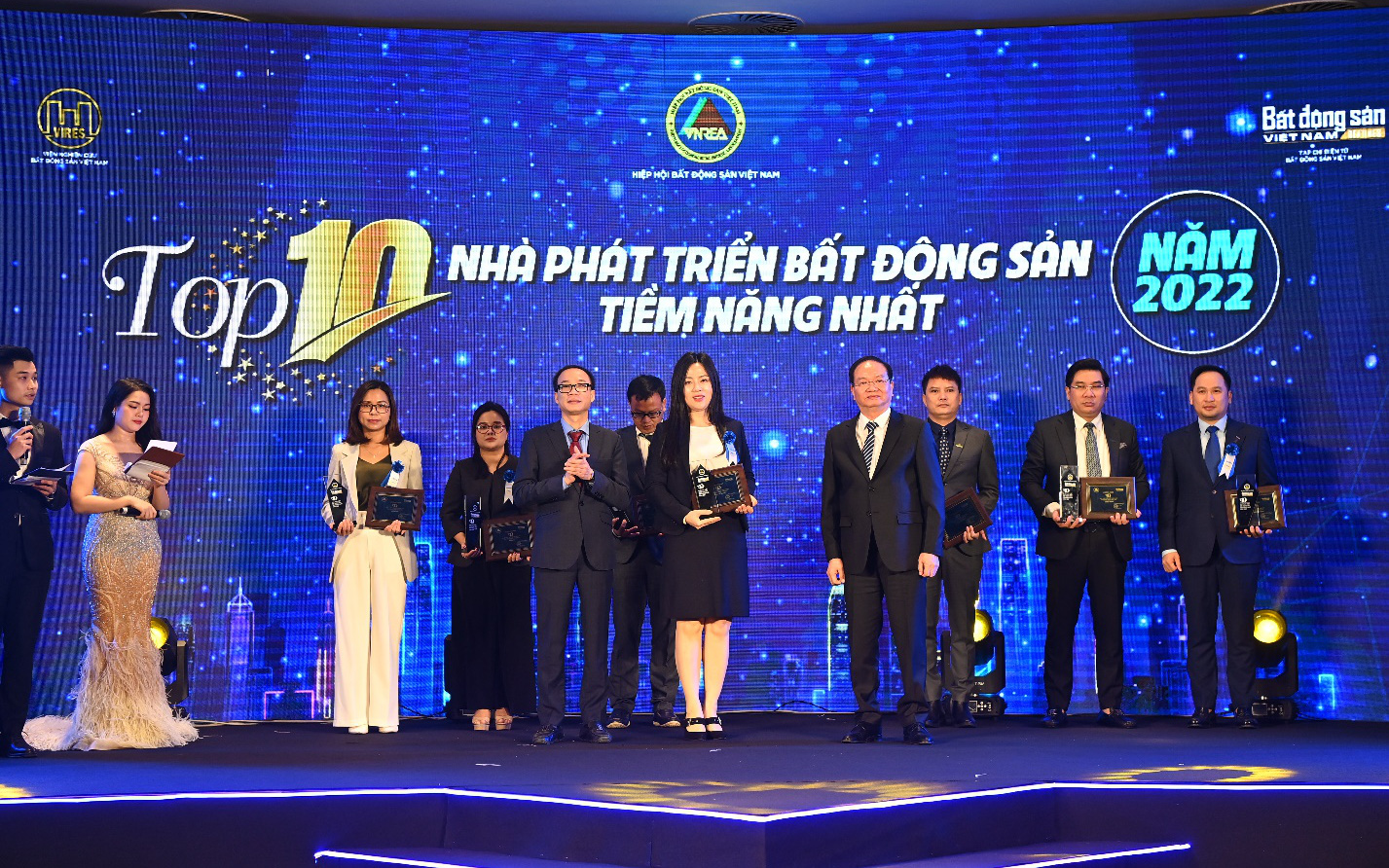 Vạn Phuc Group nhận 2 danh hiệu Bất động sản dẫn đầu 2021 – 2022