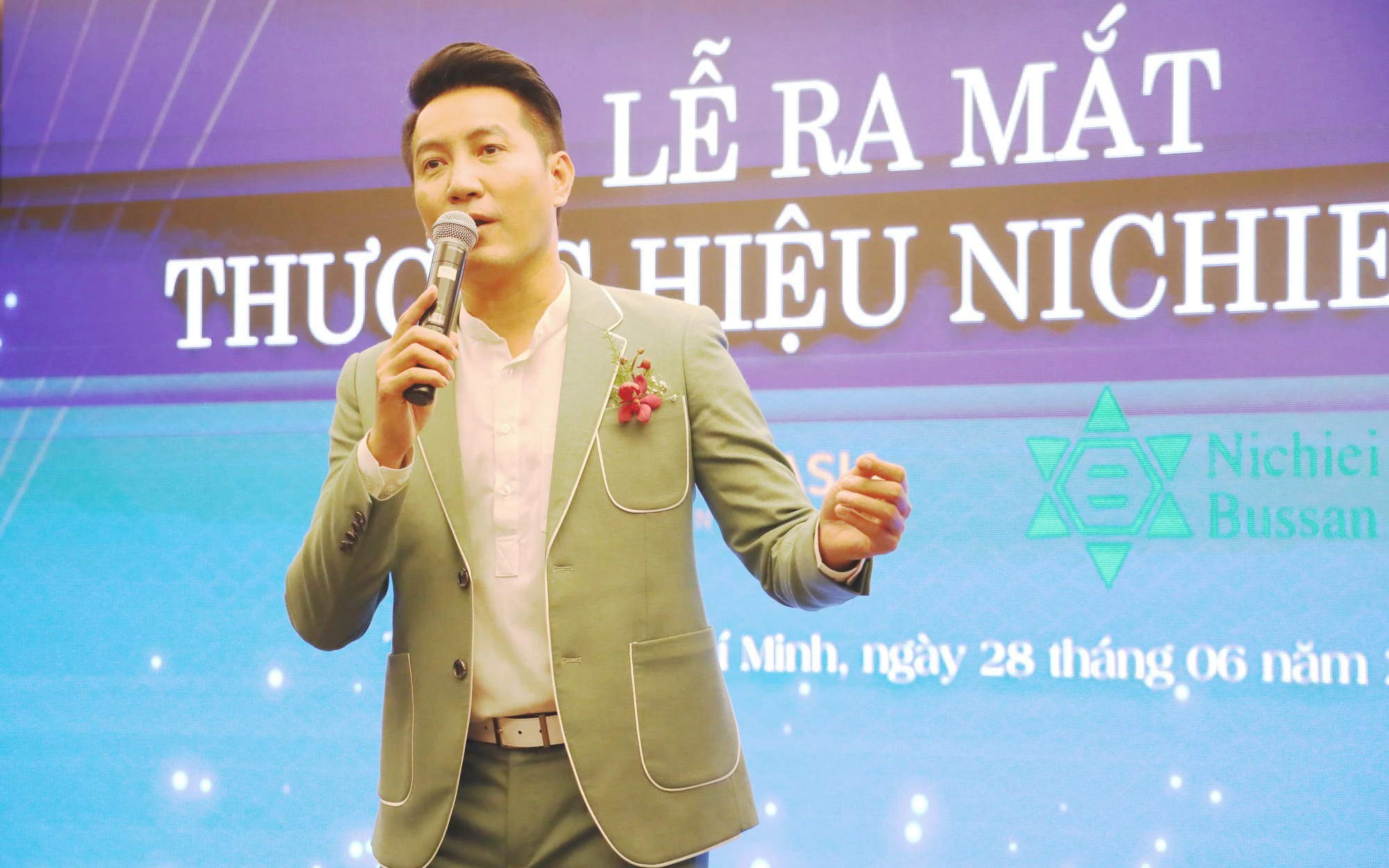 Ca sĩ Nguyễn Phi Hùng tham dự ra mắt thương hiệu Nichiei Asia Việt Nam