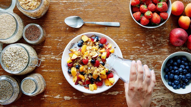 Vì sao vừa ăn sáng xong nhưng vẫn cảm thấy đói bụng: Đây là 5 sai lầm trong bữa sáng khiến bạn không có đủ năng lượng - Ảnh 1.