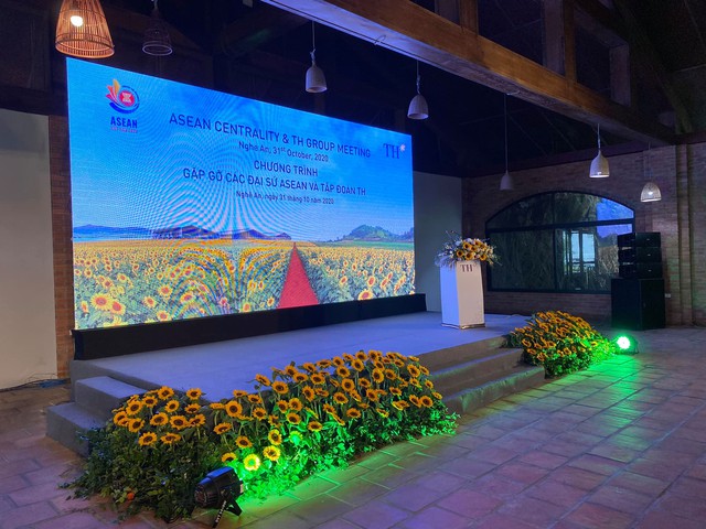 Cụm trang trại bò sữa lớn nhất châu Á của tập đoàn TH trở thành điểm hẹn gặp gỡ của đại sứ, đại diện ngoại giao các quốc gia ASEAN và đối tác ASEAN - Ảnh 1.