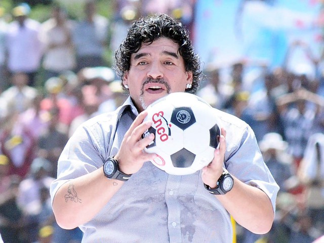 Huyền thoại bóng đá Diego Maradona qua đời ở tuổi 60 vì đau tim - Ảnh 1.