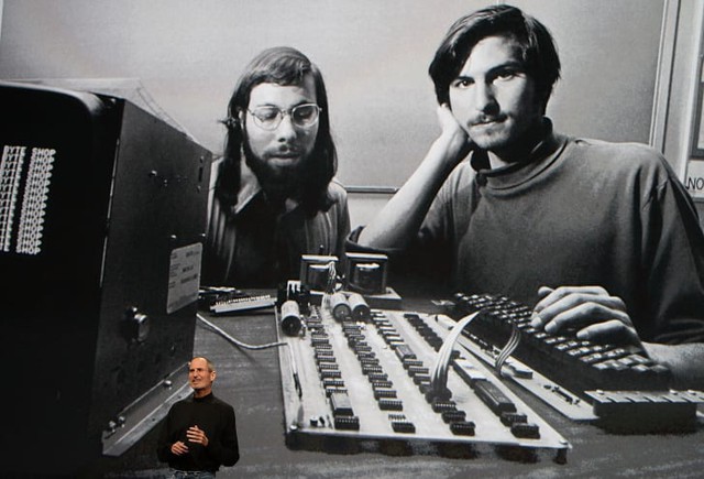 Điều gì khiến áo cổ lọ trở thành trang phục không thể thiếu của giới nghệ sĩ, doanh nhân: Steve Jobs mua hơn trăm cái, khuấy đảo làng thời trang thế kỷ 20? - Ảnh 2.
