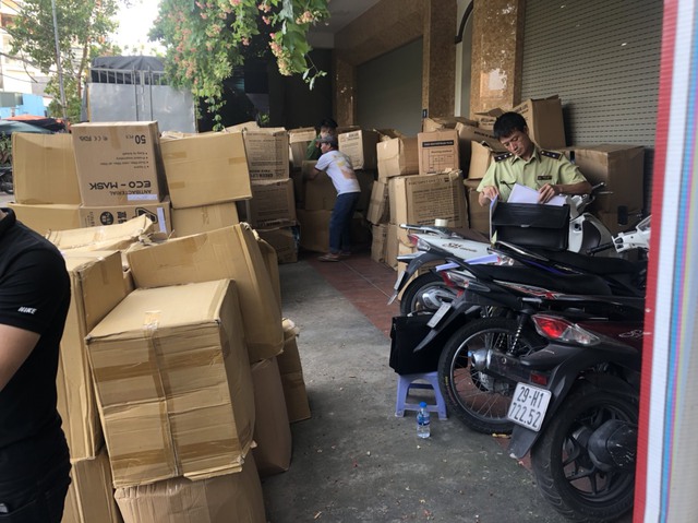 Tạm giữ gần 800.000 chiếc khẩu trang không hóa đơn tại Hà Nội - Ảnh 1.