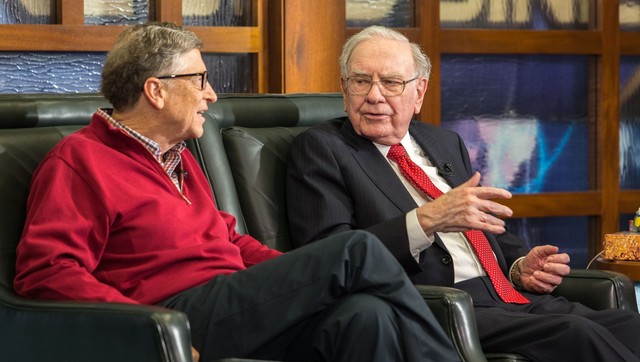 Nhân dịp sinh nhật thứ 90 của Warren Buffett, tỷ phú Bill Gates chơi lớn khi tự tay vào bếp làm bánh tặng bạn thân, kèm theo vô vàn lời khen có cánh - Ảnh 1.