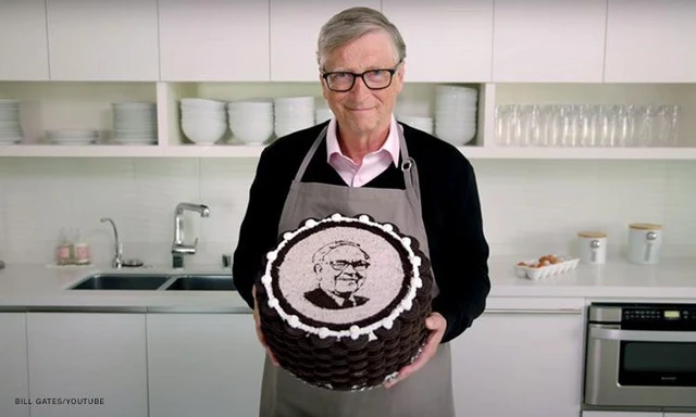 Nhân dịp sinh nhật thứ 90 của Warren Buffett, tỷ phú Bill Gates chơi lớn khi tự tay vào bếp làm bánh tặng bạn thân, kèm theo vô vàn lời khen có cánh - Ảnh 3.